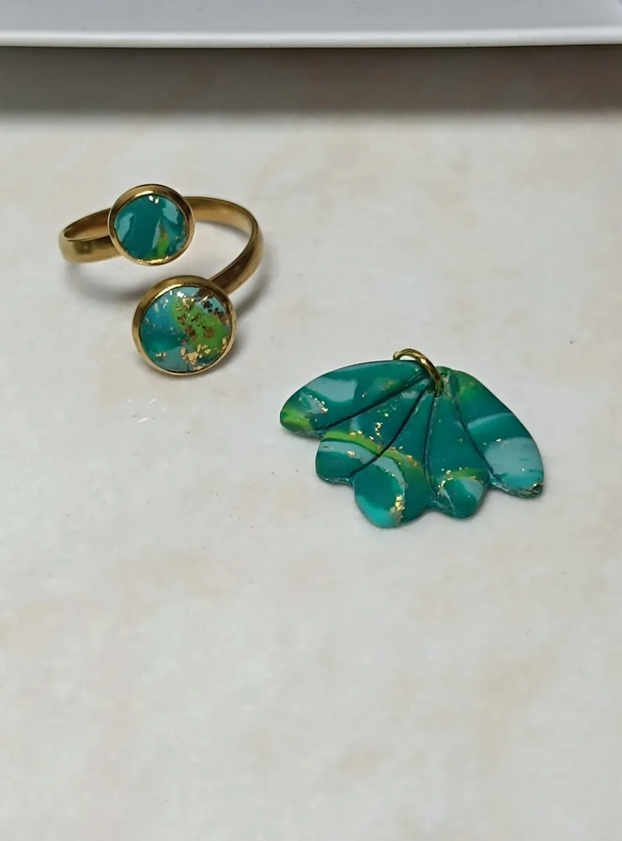 Conjunto artesanal de anillo y colgante de la colección Ariel